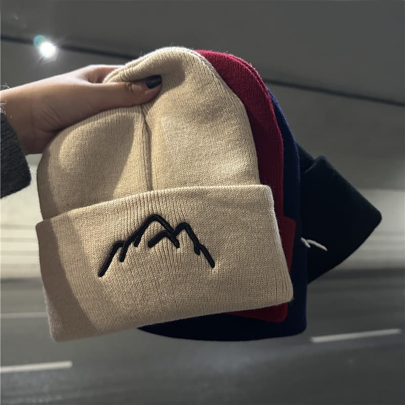 帽子 レディース 山脈刺繍入りニット帽
